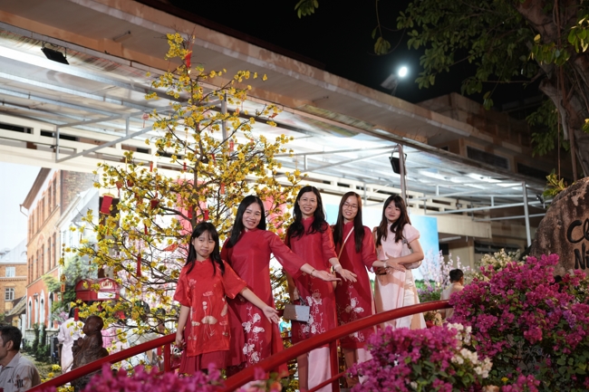 Tặng lộc đầu xuân - Mồng 4 Tết Bính Ngọ 2026.