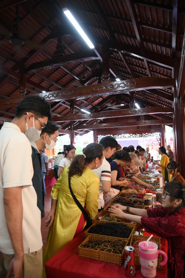 Tặng lộc đầu xuân - Mồng 4 Tết Bính Ngọ 2026.