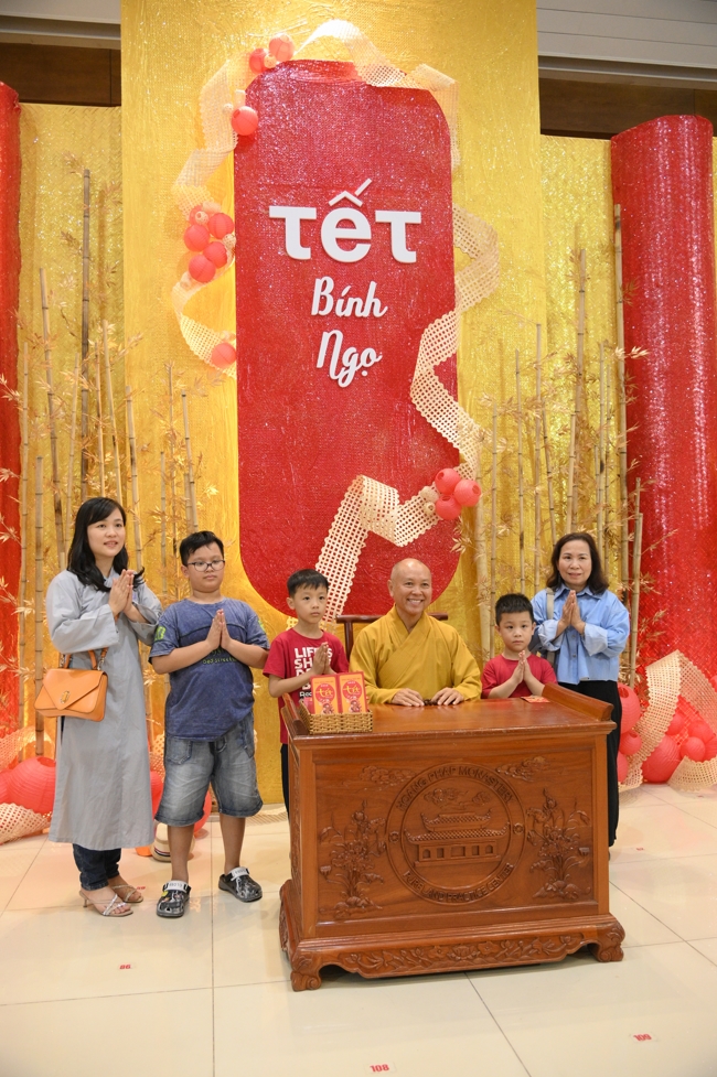 Tặng lộc đầu xuân - Mồng 4 Tết Bính Ngọ 2026.