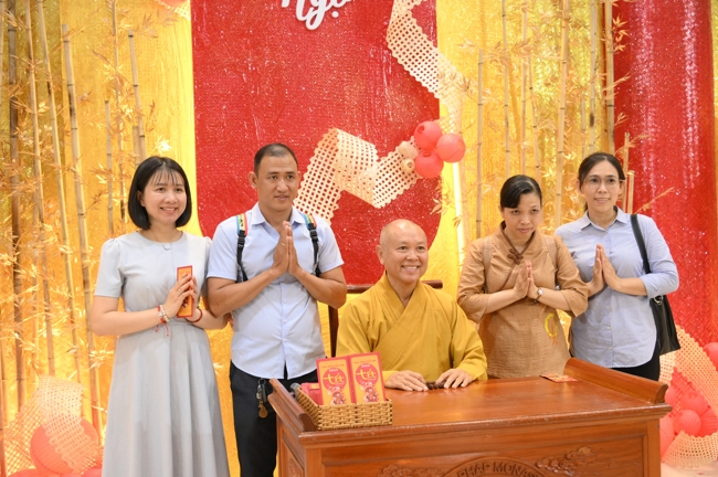 Tặng lộc đầu xuân - Mồng 4 Tết Bính Ngọ 2026.