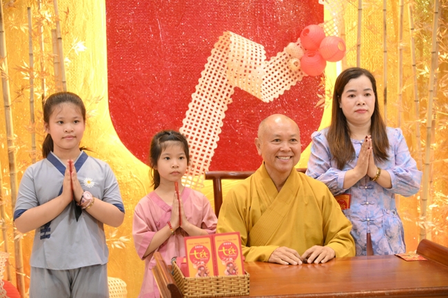 Tặng lộc đầu xuân - Mồng 4 Tết Bính Ngọ 2026.