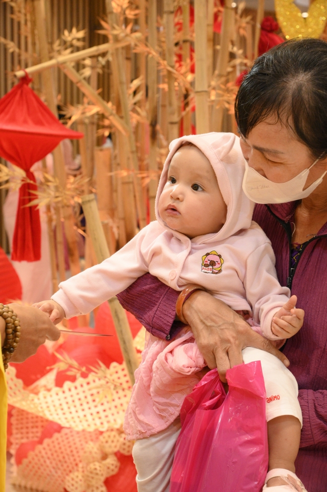 Tặng lộc đầu xuân - Mồng 4 Tết Bính Ngọ 2026.