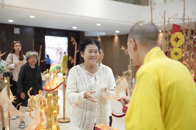 Tặng lộc đầu xuân - Mồng 4 Tết Bính Ngọ 2026.