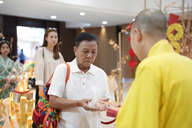 Tặng lộc đầu xuân - Mồng 4 Tết Bính Ngọ 2026.