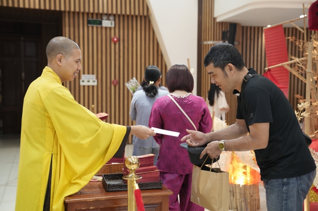 Tặng lộc đầu xuân - Mồng 4 Tết Bính Ngọ 2026.