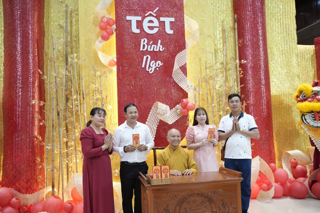 Tặng lộc đầu xuân - Mồng 4 Tết Bính Ngọ 2026.