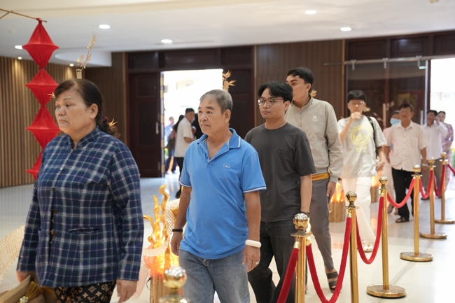 Tặng lộc đầu xuân - Mồng 4 Tết Bính Ngọ 2026.