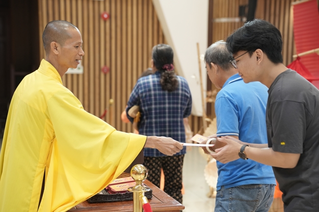 Tặng lộc đầu xuân - Mồng 4 Tết Bính Ngọ 2026.