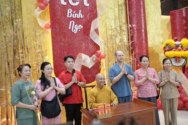 Tặng lộc đầu xuân - Mồng 4 Tết Bính Ngọ 2026.