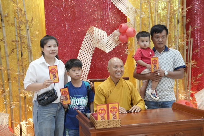 Tặng lộc đầu xuân - Mồng 4 Tết Bính Ngọ 2026.