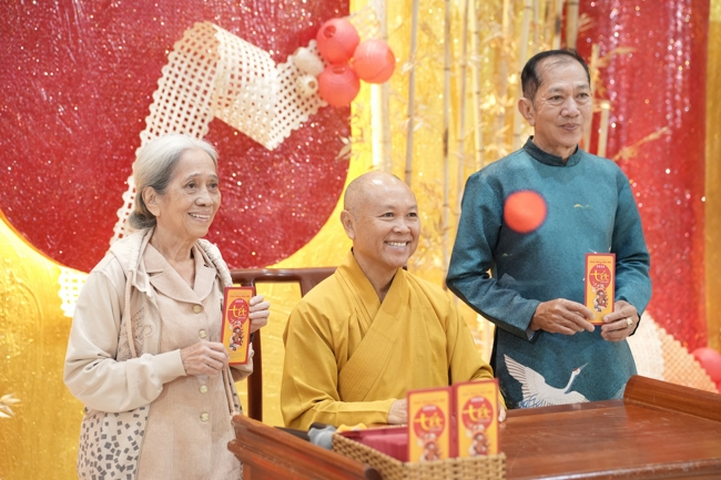 Tặng lộc đầu xuân - Mồng 4 Tết Bính Ngọ 2026.