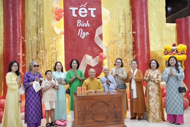 Tặng lộc đầu xuân - Mồng 4 Tết Bính Ngọ 2026.