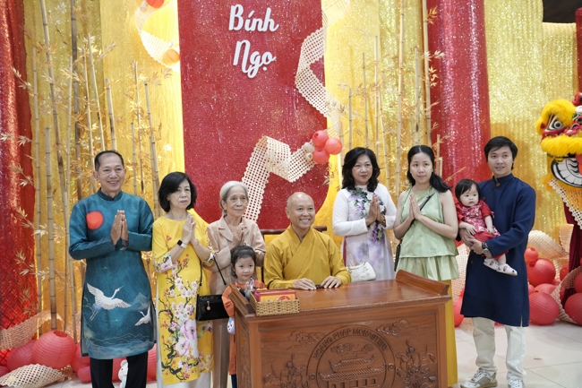 Tặng lộc đầu xuân - Mồng 4 Tết Bính Ngọ 2026.