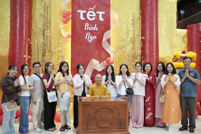 Tặng lộc đầu xuân - Mồng 4 Tết Bính Ngọ 2026.