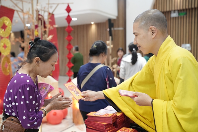 Tặng lộc đầu xuân - Mồng 4 Tết Bính Ngọ 2026.