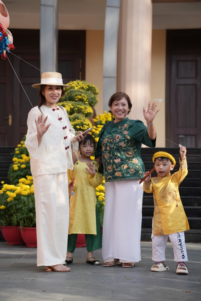 Tặng lộc đầu xuân - Mồng 4 Tết Bính Ngọ 2026.