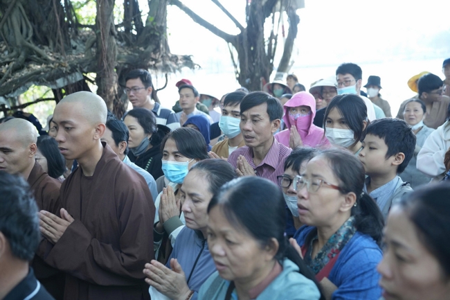 Phóng sinh tại bến phà Bình Mỹ