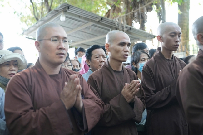 Phóng sinh tại bến phà Bình Mỹ