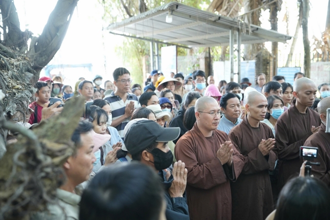 Phóng sinh tại bến phà Bình Mỹ