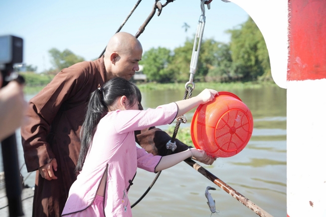 Phóng sinh tại bến phà Bình Mỹ