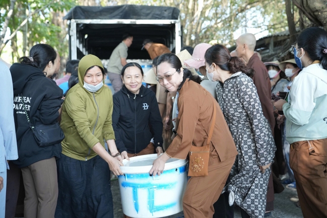 Phóng sinh tại bến phà Bình Mỹ