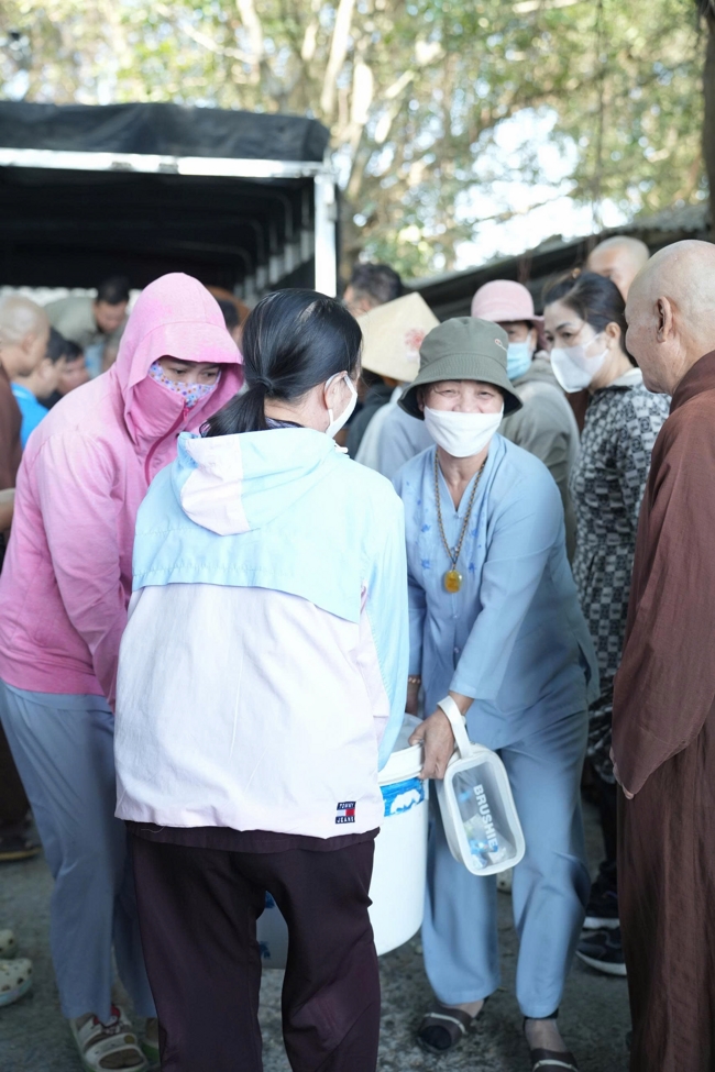 Phóng sinh tại bến phà Bình Mỹ