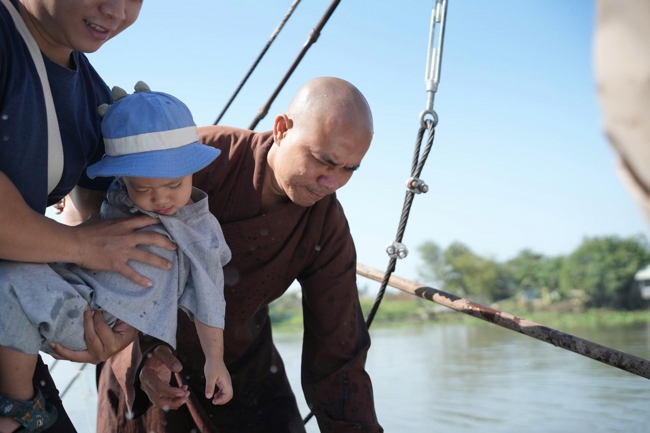 Phóng sinh tại bến phà Bình Mỹ