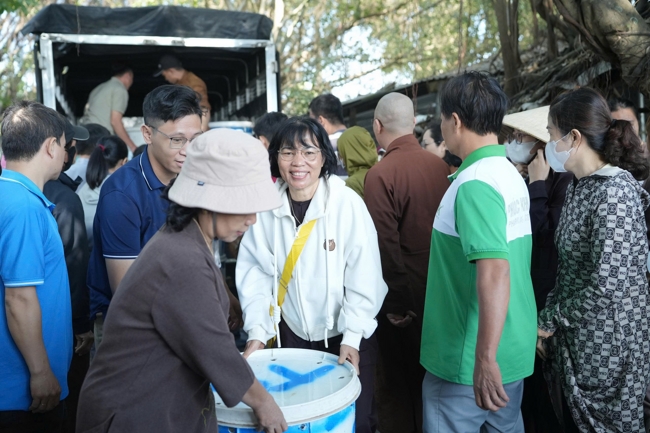 Phóng sinh tại bến phà Bình Mỹ