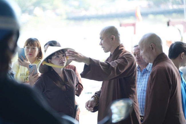 Phóng sinh tại bến phà Bình Mỹ