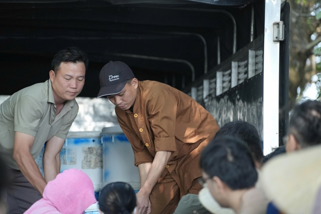 Phóng sinh tại bến phà Bình Mỹ