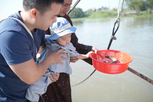 Phóng sinh tại bến phà Bình Mỹ