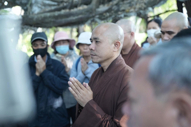 Phóng sinh tại bến phà Bình Mỹ