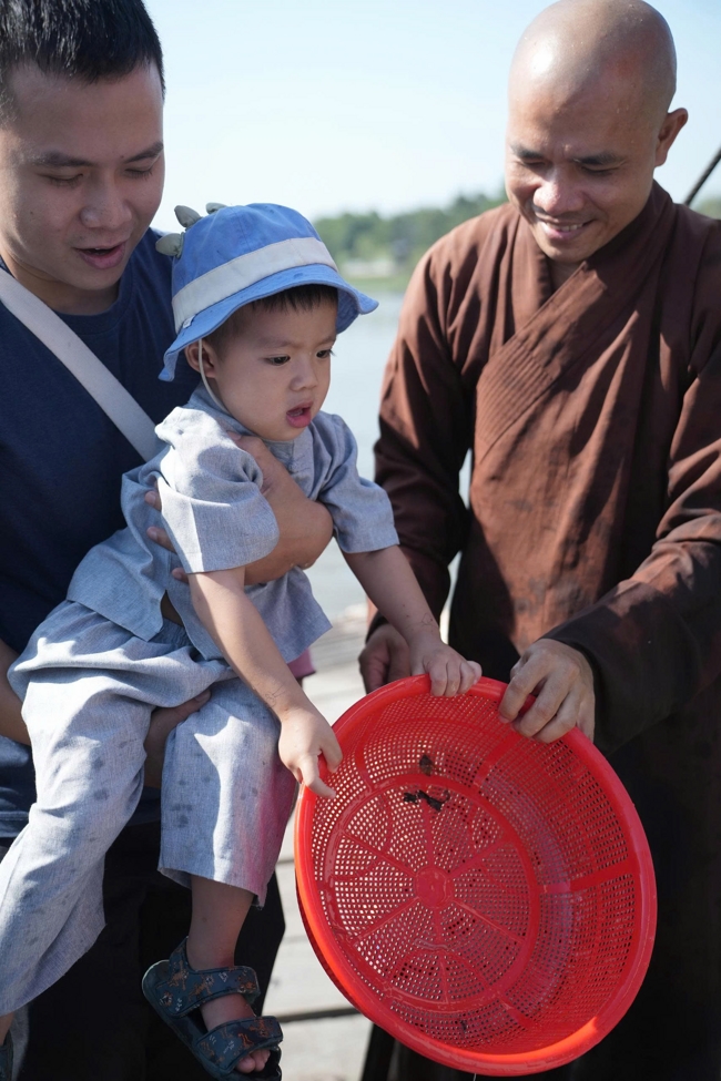 Phóng sinh tại bến phà Bình Mỹ