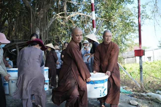Phóng sinh tại bến phà Bình Mỹ