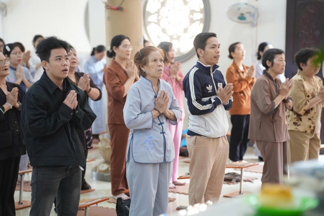 Phóng sinh tại bến phà Bình Mỹ