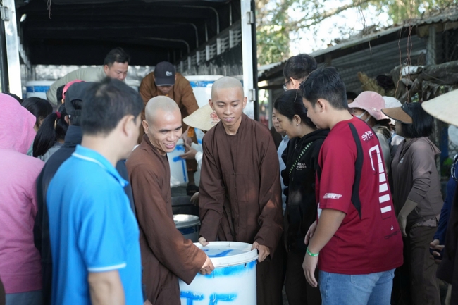 Phóng sinh tại bến phà Bình Mỹ