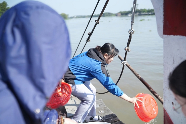 Phóng sinh tại bến phà Bình Mỹ