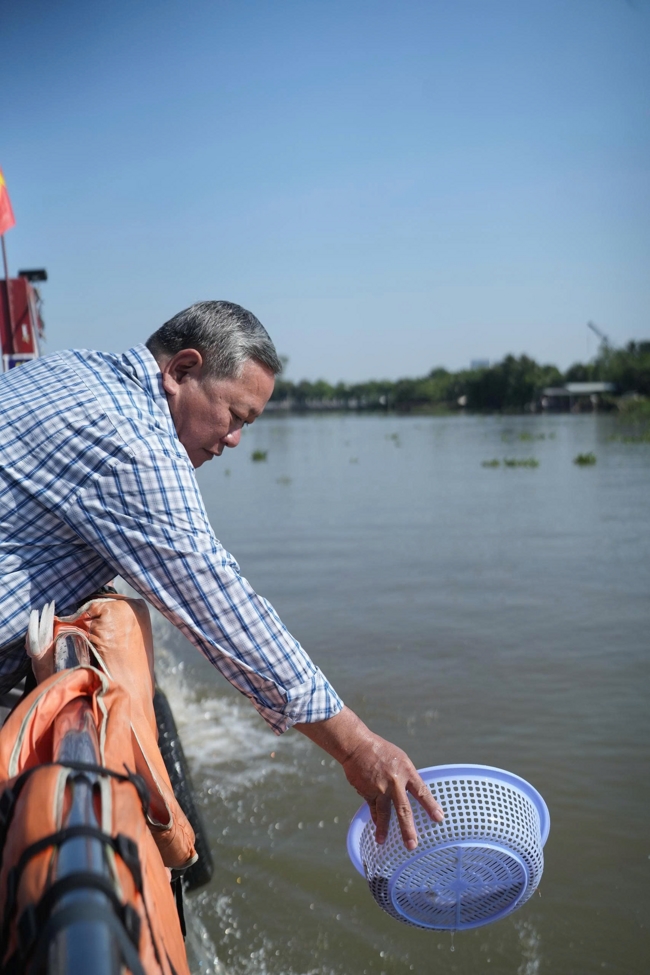 Phóng sinh tại bến phà Bình Mỹ