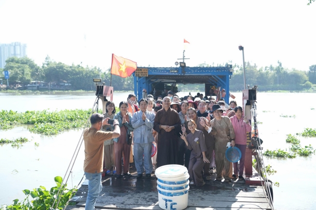 Phóng sinh tại bến phà Bình Mỹ