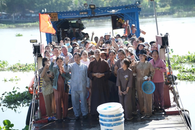 Phóng sinh tại bến phà Bình Mỹ