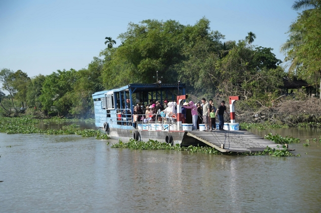 Phóng sinh tại bến phà Bình Mỹ