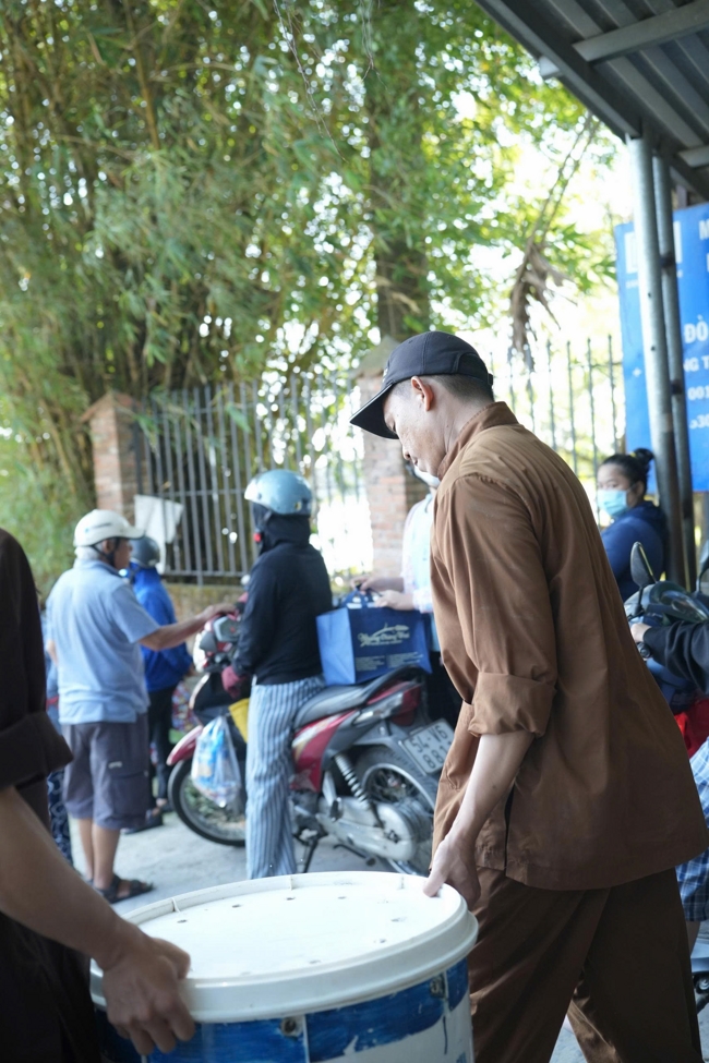 Phóng sinh tại bến phà Bình Mỹ