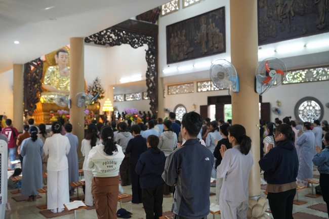 Phóng sinh tại bến phà Bình Mỹ