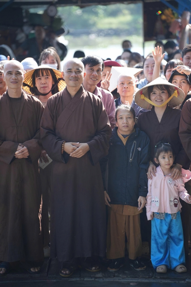 Phóng sinh tại bến phà Bình Mỹ