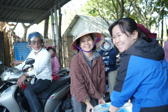 Phóng sinh tại bến phà Bình Mỹ