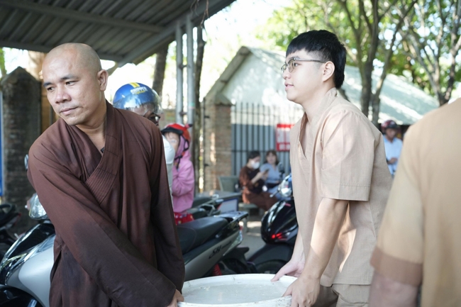 Phóng sinh tại bến phà Bình Mỹ