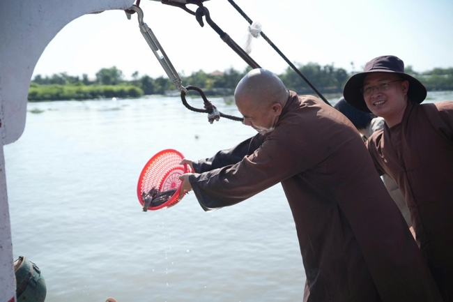 Phóng sinh tại bến phà Bình Mỹ