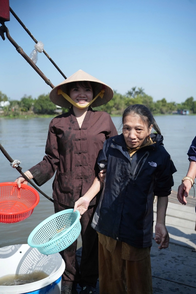 Phóng sinh tại bến phà Bình Mỹ