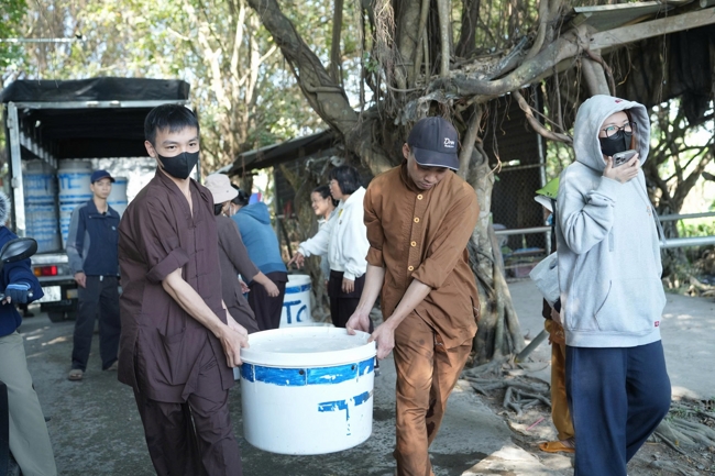 Phóng sinh tại bến phà Bình Mỹ