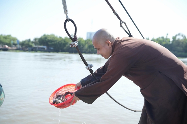 Phóng sinh tại bến phà Bình Mỹ